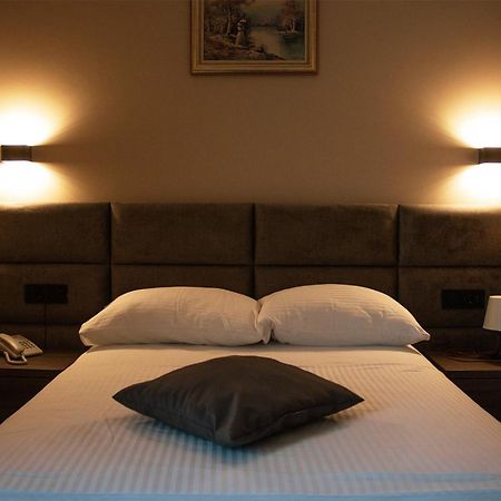 New Garni Hotel Filia Nova Pazova Екстериор снимка